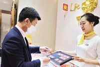 Người dân giao dịch tại một cửa hàng kinh doanh vàng bạc ở Hà Nội. (Ảnh: THẾ ĐẠI)