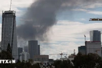 Khói bốc lên từ thành phố Tel Aviv, Israel sau cuộc tấn công đáp trả của Iran vừa qua. (Ảnh: THX/TTXVN)