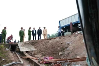 Đồng chí Nguyễn Đình Việt, Phó Bí thư Tỉnh ủy, Chủ tịch Ủy ban nhân dân tỉnh Sơn La, Trưởng ban An toàn giao thông tỉnh trực tiếp chỉ đạo tại hiện trường xảy ra vụ tai nạn giao thông.