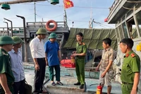 Công an cùng Biên phòng Thanh Hóa hướng dẫn chủ tàu cá, ngư dân sử dụng thiết bị phòng cháy, chữa cháy.