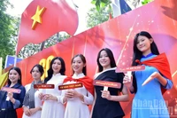 Hoa khôi Sinh viên Việt Nam năm 2024 Đặng Quỳnh Anh (thứ 3 từ trái sang) và một số gương mặt nữ sinh tiêu biểu tham gia check-in hưởng ứng Chiến dịch truyền thông "Tôi yêu Tổ quốc tôi".