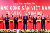 Tổng Bí thư Tô Lâm và các đồng chí lãnh đạo Đảng, Nhà nước cắt băng khai mạc Triển lãm “Đảng Cộng sản Việt Nam-Từ Đại hội đến Đại hội”. (Ảnh ĐĂNG KHOA)