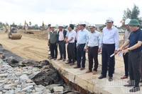 Chủ tịch Ủy ban nhân dân tỉnh Quảng Ngãi Nguyễn Hoàng Giang Kiểm tra hiện trường công trình khắc phục, chống sạt lở bờ biển khu vực xã An Phú.