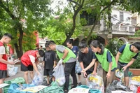 Các thành viên nhóm Tagom ở Hà Nội hướng dẫn người dân cách phân loại rác. (Ảnh THẾ ĐẠI)