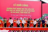 Tổng Bí thư Tô Lâm và các đồng chí lãnh đạo Đảng, Nhà nước, bộ, ngành Trung ương, tỉnh Nghệ An thực hiện nghi thức khởi công xây dựng trường học ở xã biên giới Na Ngoi.