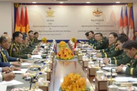 Chiều 3/6, tại Thủ đô Phnom Penh, Campuchia, Đại tướng Vong Pisen, Tổng Tư lệnh Quân đội Hoàng gia Campuchia đón Đại tướng Nguyễn Tân Cương, Ủy viên Trung ương Đảng, Ủy viên Thường vụ Quân ủy Trung ương, Tổng Tham mưu trưởng Quân đội nhân dân Việt Nam, Thứ trưởng Quốc phòng cùng Đoàn đại biểu cấp cao Quân đội nhân dân Việt Nam.