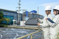 Kỹ sư Công ty cổ phần Shinec kiểm tra hệ thống xử lý nước thải tại Khu công nghiệp nam cầu Kiền (thành phố Hải Phòng). (Ảnh: KHÁNH AN)