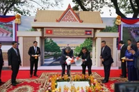 Tổng Bí thư Tô Lâm và Chủ tịch Thượng viện Campuchia Hun Sen thực hiện nghi thức khởi công xây dựng Trường Hữu nghị Campuchia-Việt Nam.