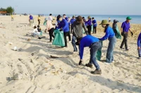 Phong trào “Ngày Chủ nhật xanh - Hãy làm sạch biển” tại bãi biển Thuận An, thành phố Huế. (Ảnh BTC)