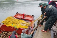 Lực lượng Đồn Biên phòng cửa khẩu cảng Cửa Lò - Bến Thủy giúp người dân neo đậu tàu thuyền.