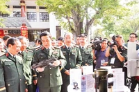 Các đại biểu tham quan gian trưng bày sản phẩm do Tổng cục Công nghiệp Quốc phòng nghiên cứu tại hội nghị sơ kết hoạt động giải tuổi trẻ toàn quân giai đoạn 2020-2025.