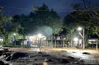 Lần đầu tiên sau hàng chục năm, bản Dốc Mây bừng sáng ánh điện. Dù mưa lạnh nhưng không gian của bản vẫn sáng lên niềm vui và niềm hy vọng về tương lai tươi sáng phía trước.