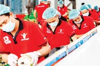 Sơ chế dừa xuất khẩu tại Công ty Vina T&T Group. (Ảnh: MINH ANH)