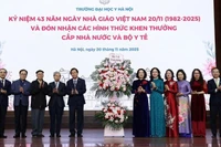 Thứ trưởng Y tế Nguyễn Thị Liên Hương chúc mừng các thầy giáo, nhà khoa học Trường đại học Y Hà Nội.