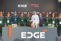 Thiếu tướng Nguyễn Đình Chiến - Phó Tổng Giám đốc Tập đoàn Viettel (thứ 5 từ trái sang) và ông Omar Al Zaabi - Chủ tịch thương mại EDGE bắt tay tại lễ ký dưới sự chứng kiến ​​của Thượng tướng Hoàng Xuân Chiến - Ủy viên Trung ương Đảng, Thứ trưởng Quốc phòng (thứ 4 từ trái sang).