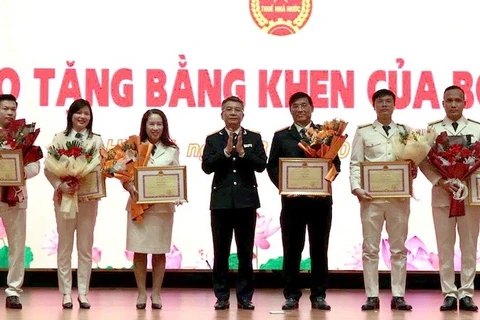 Trao bằng khen cho các cán bộ thuế tại Hội nghị tổng kết năm 2025 và triển khai nhiệm vụ năm 2026.