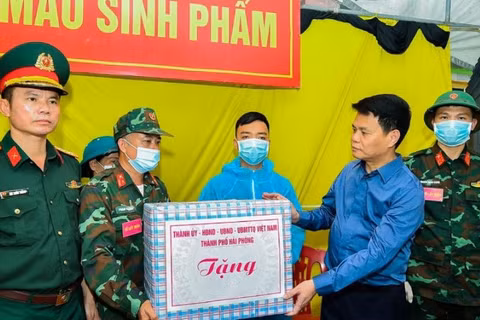 Đồng chí Lê Ngọc Châu tặng quà, động viên lực lượng thực hiện nhiệm vụ lấy mẫu ADN hài cốt liệt sĩ. (Ảnh: THÀNH CHUNG)