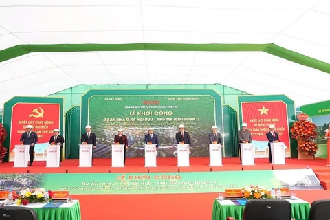 Các đại biểu bấm nút khởi công dự án nhà ở xã hội HUD - Phú Mỹ tại tỉnh Quảng Ngãi. (Ảnh: ĐỨC MẠNH)