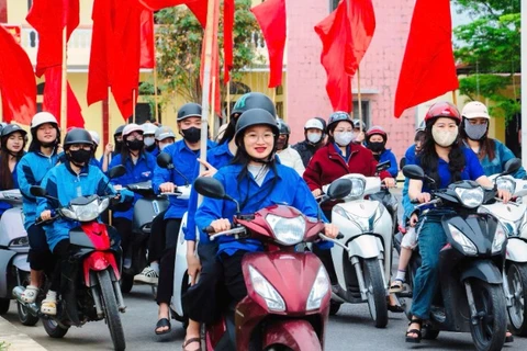 Đội hình thanh niên tình nguyện ra quân tuyên truyền về cuộc bầu cử.