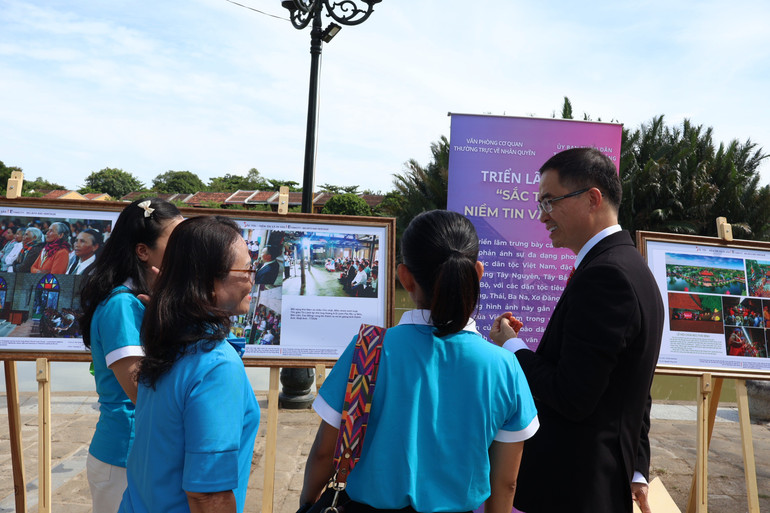 ការតាំងពិព័រណ៌នេះ គឺជាដំណើរទស្សនវិស័យដ៏ស៊ីជម្រៅទៅកាន់សាសនា ជំនឿ និងអត្តសញ្ញាណវប្បធម៌វៀតណាម។ (រូបថត៖ គណៈកម្មការរៀបចំ) 9.jpg