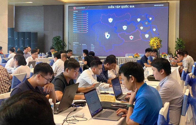 Diễn tập săn lùng mối đe dọa trên hệ thống thông tin quan trọng. (Ảnh: Trung tâm Giám sát an toàn không gian mạng quốc gia) dientap.jpg