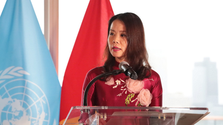 Thứ trưởng Ngoại giao Nguyễn Minh Hằng chủ trì khai mạc Triển lãm. a2.jpg