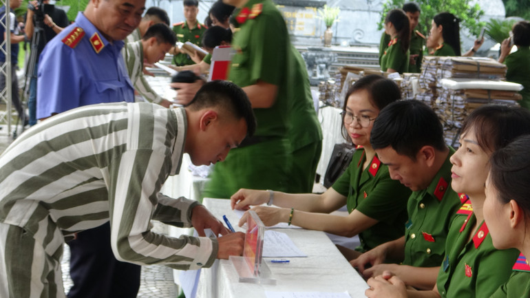 Hướng dẫn làm thủ tục cho các phạm nhân được đặc xá. (Ảnh: VPNQ) pham-nhan-lam-thu-tuc-nhan-the-cccd-va-tien-ho-tro1.jpg