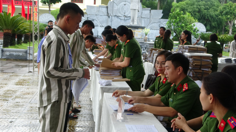 Hướng dẫn làm thủ tục cho các phạm nhân được đặc xá. (Ảnh; VPNQ) pham-nhan-lam-thu-tuc-nhan-the-cccd-va-tien-ho-tro2.jpg