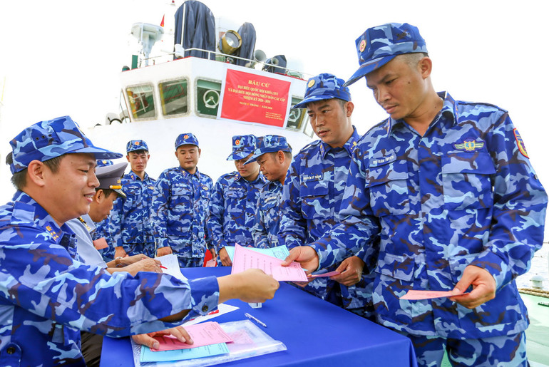 Tự hào, xúc động với lá phiếu cử tri giữa biển khơi của Tổ quốc