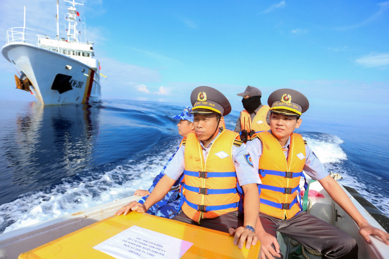 Tự hào, xúc động với lá phiếu cử tri giữa biển khơi của Tổ quốc