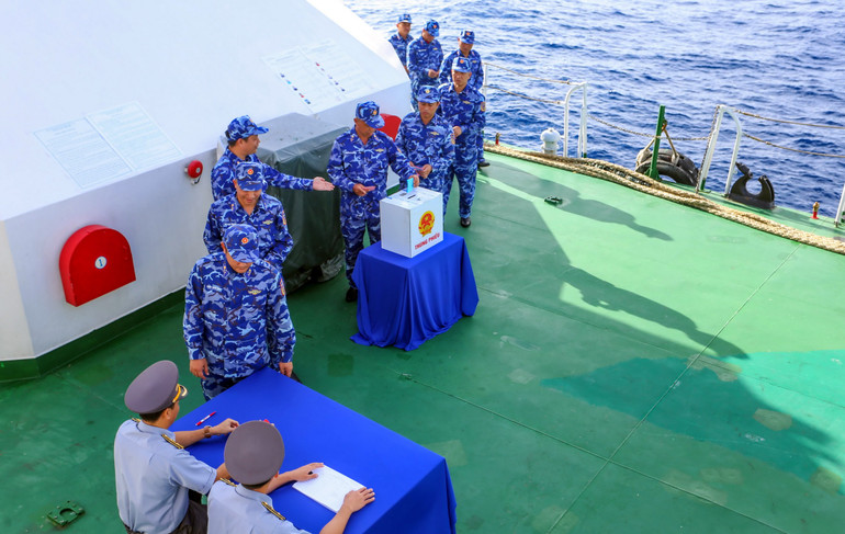 Tự hào, xúc động với lá phiếu cử tri giữa biển khơi của Tổ quốc