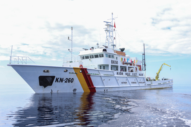 Tự hào, xúc động với lá phiếu cử tri giữa biển khơi của Tổ quốc