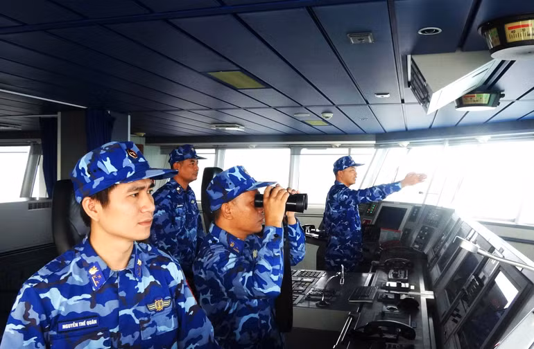 can-bo-chien-si-tau-csb-8001-lam-nhiem-vu-truc-quan-sat-tren-bien.jpg