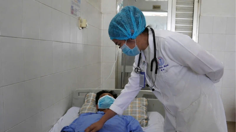 Xương cá 3cm gây tắc mật, bệnh nhân Cần Thơ được cứu sống nhờ kỹ thuật nội soi hiện đại