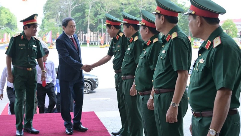 Chủ tịch Quốc hội Trần Thanh Mẫn thăm, chúc Tết Quân khu 9 và người dân Cần Thơ