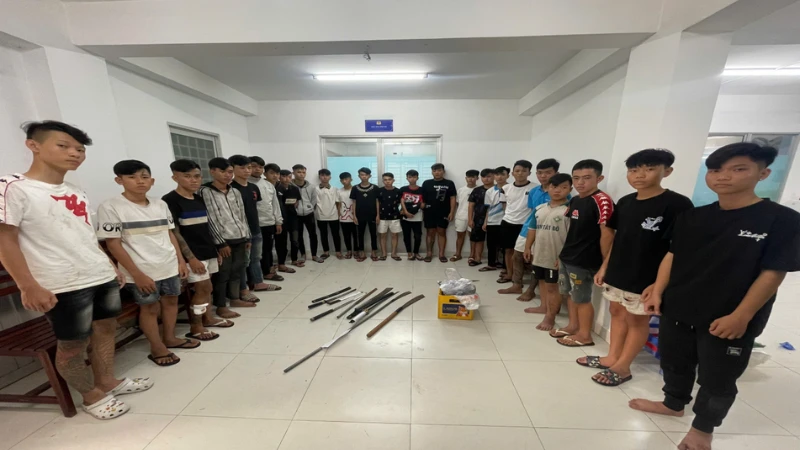 Công an phường Hưng Phú xử lý vụ đánh nhau của 28 thanh thiếu niên, thu giữ nhiều hung khí