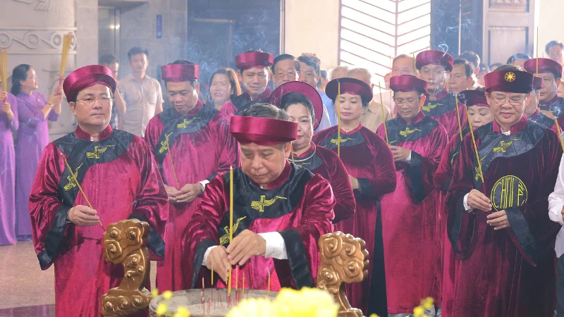Hàng nghìn người dân đổ về Đền thờ Vua Hùng Cần Thơ dự lễ giỗ Tổ