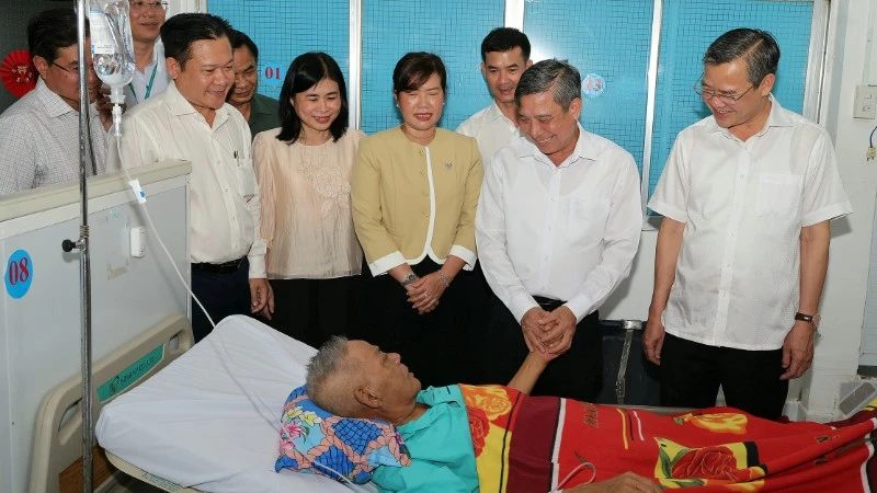 Cần Thơ trao hơn 476.000 phần quà Tết, đón 615.000 lượt khách và đặt mục tiêu tăng trưởng hai con số năm 2026