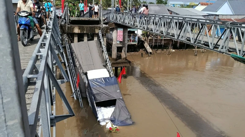 Cầu 30 Tháng 4 sập do xe tải quá tải, giao thông tê liệt trên tỉnh lộ 921