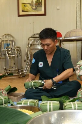 [Video] Các chiến sĩ “mũ nồi xanh” chuẩn bị đón Tết