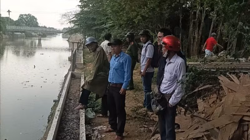 Người dân địa phương đến chứng kiến cảnh ông Cường thu dọn lại hàng trăm vỏ chai bia đã ném xuống sông. 