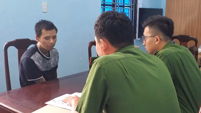 Công an phường An Cựu lấy lời khai đối tượng Nguyễn Hoàng Huy.
