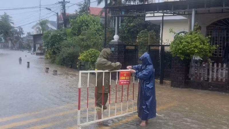 Huế yêu cầu người dân hạn chế ra đường từ 10-14 giờ ngày 28/9 để bảo đảm an toàn.