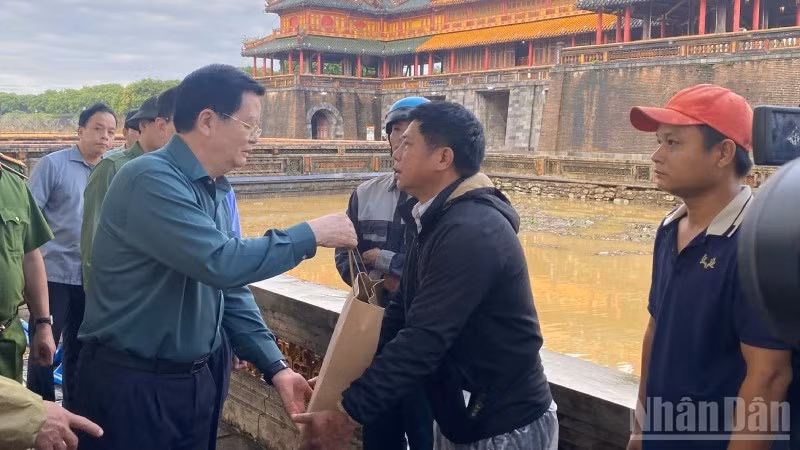 Phó Thủ tướng Chính phủ Mai Văn Chính thăm, tặng quà nhân viên dọn vệ sinh bảo vệ di tích Đại Nội, Huế.