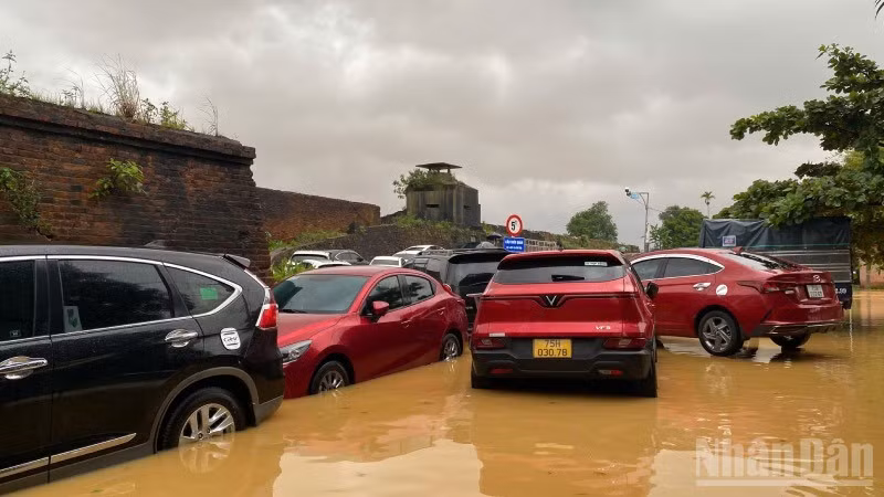 Xe ô-tô đậu thành nhiều hàng bịt kín cầu thủy Quan (ảnh lụt ngày 27/10)