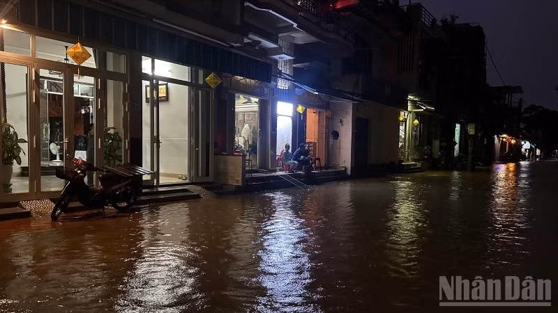 Dự báo mực nước trên sông Hương sẽ tăng trở lại vào rạng sáng 18/11.