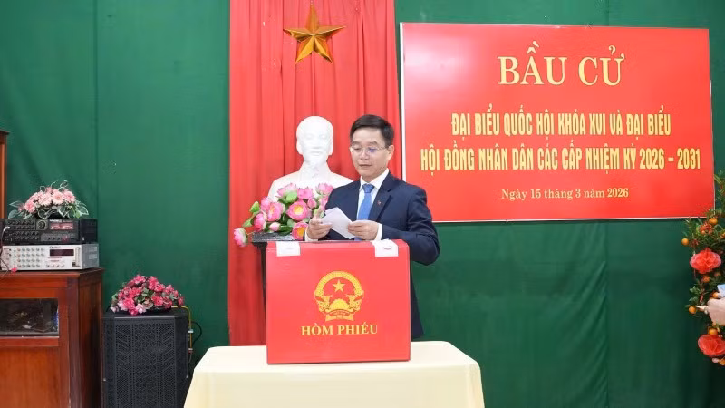 Đồng chí Bí thư thành ủy Huế thực hiện quyền công dân.