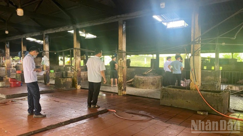 Huế giao nhiệm vụ cho các cơ quan chức năng tăng cường kiểm soát hoạt động giết mổ. ndo_br_aaa-luc-luong-chuc-nang-xu-li-su-co-o-lo-mo-ong-ke-2.jpg