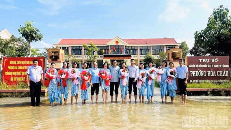 Cán bộ phường Hóa Châu, thành phố Huế đón ngày Phụ nữ Việt Nam tại trụ sở ngập nước.