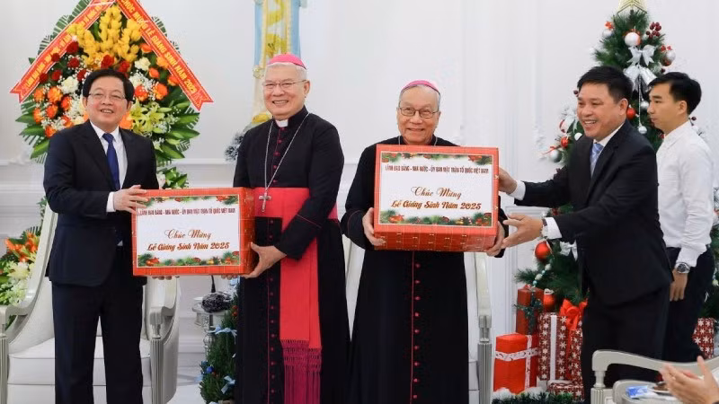 Thay mặt Đảng, Nhà nước, Phó Thủ tướng chính phủ Hồ Quốc Dũng tặng quà chúc mừng giáng sinh đến Đức Tổng Giám mục, Tổng Giáo phận Huế .